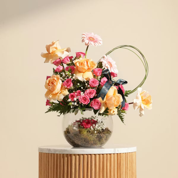 ورد مع مزهرية