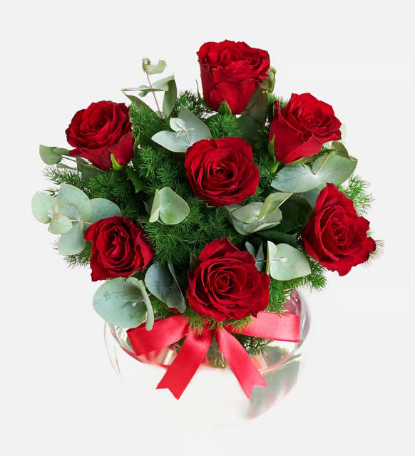 7 ورود حمراء في مزهرية زجاجية أكواريوم