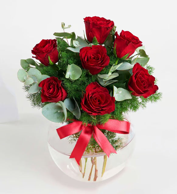 7 ورود حمراء في مزهرية زجاجية أكواريوم