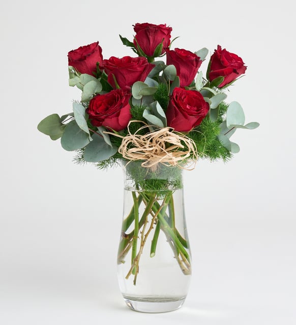 7 وردة حمراء في مزهرية كريستال زجاجية