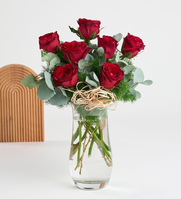 7 وردة حمراء في مزهرية كريستال زجاجية