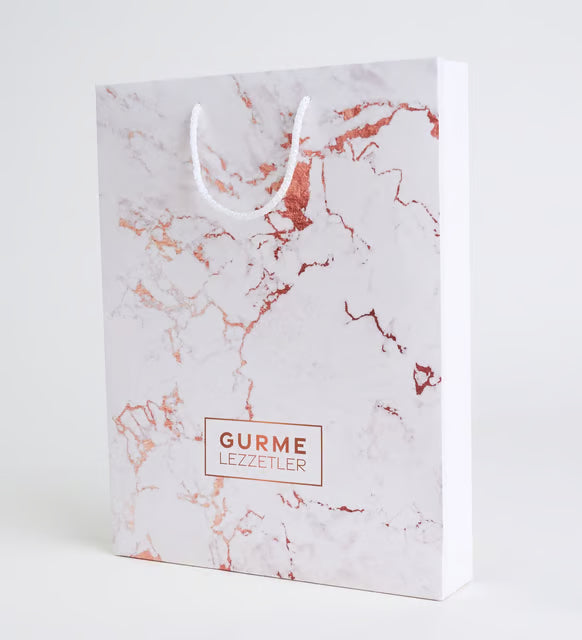 باقة ورد أبيض مع علبة  شوكليت