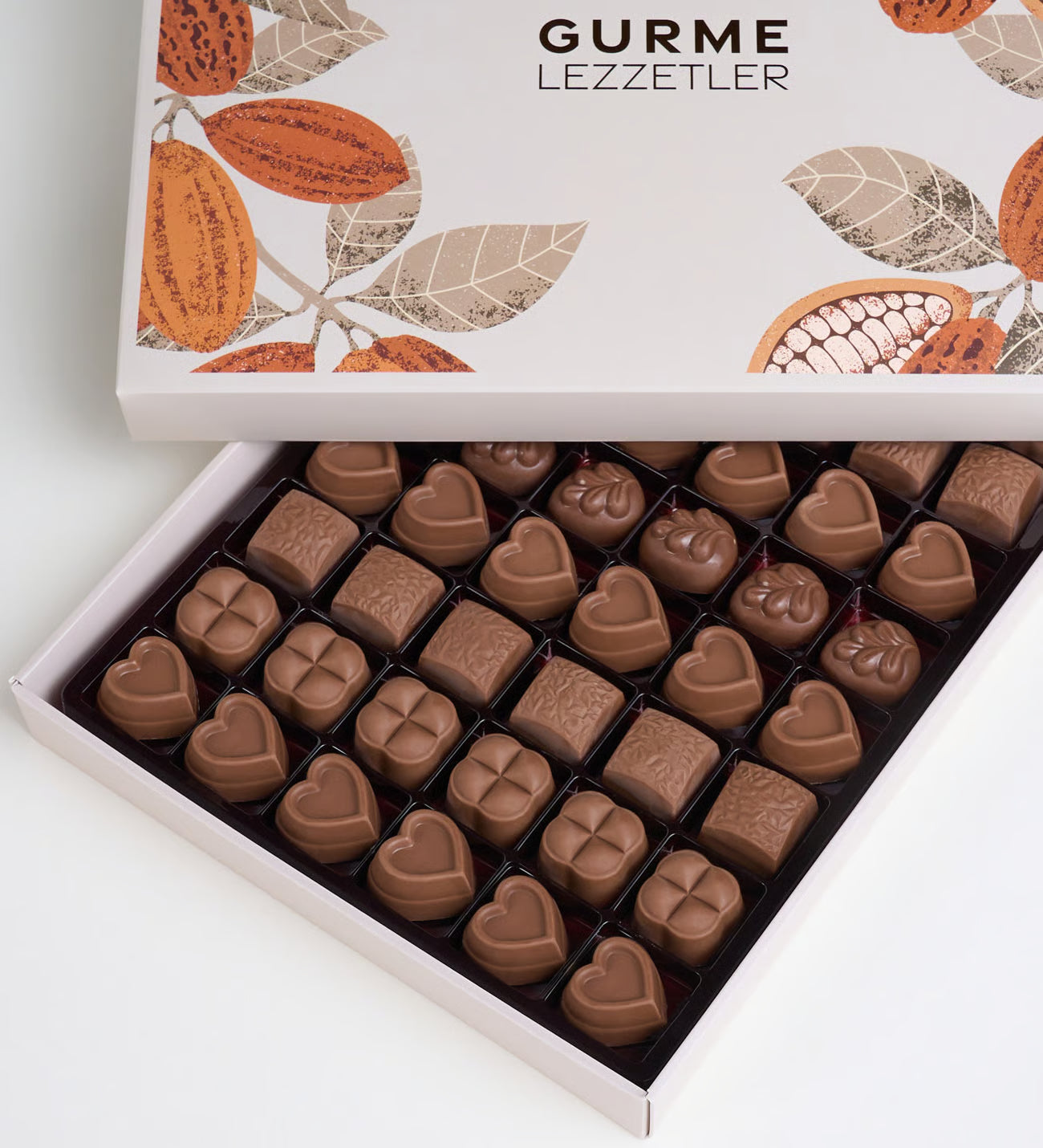 علبة مزخرفة تضم 54 قطعة من شوكولاتة الحليب الفاخرة – 732 غرام