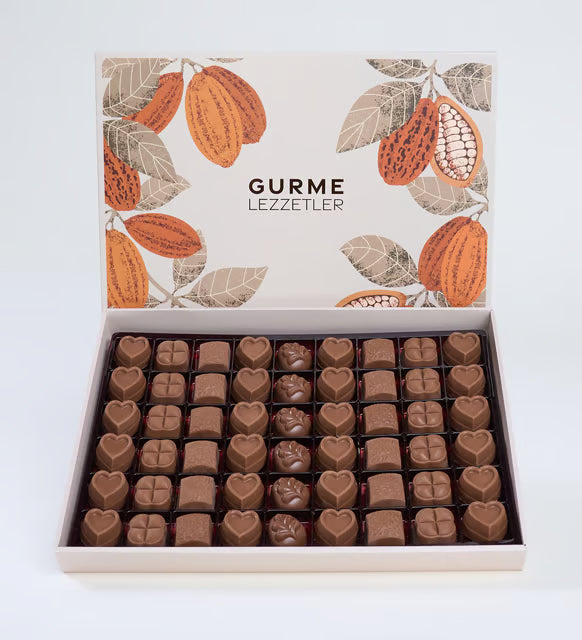 علبة مزخرفة تضم 54 قطعة من شوكولاتة الحليب الفاخرة – 732 غرام