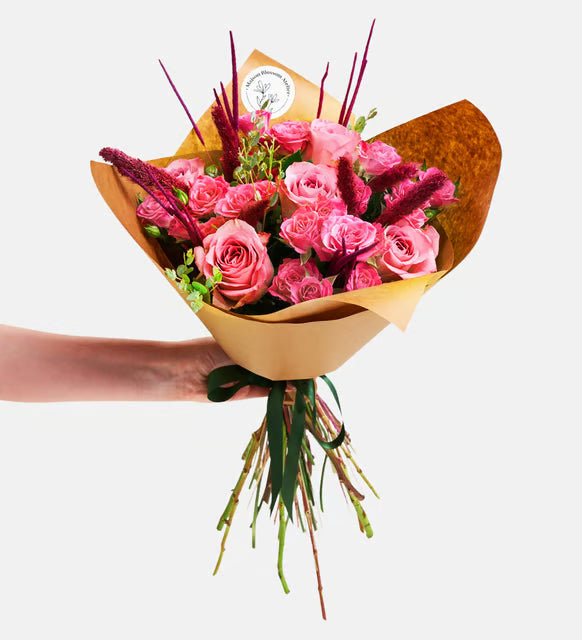 باقة كرافت من 5 ورود وردية مع ورود متسلقة