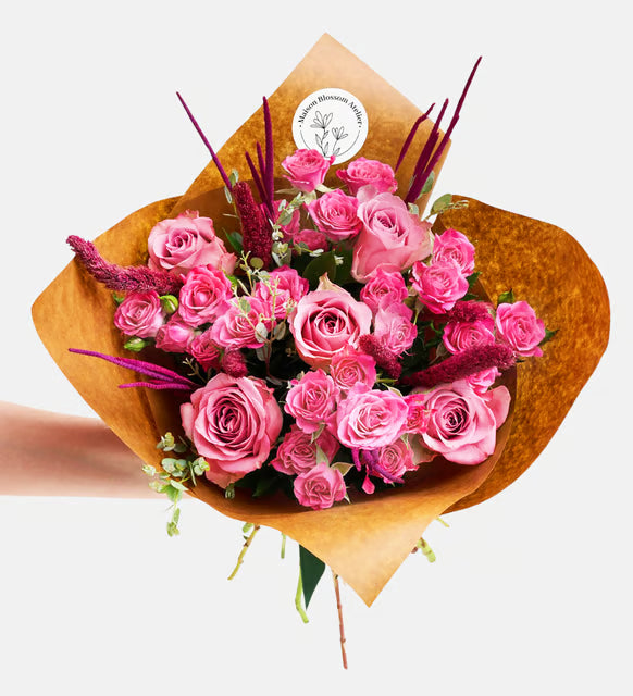 باقة كرافت من 5 ورود وردية مع ورود متسلقة