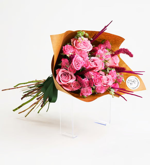 باقة كرافت من 5 ورود وردية مع ورود متسلقة