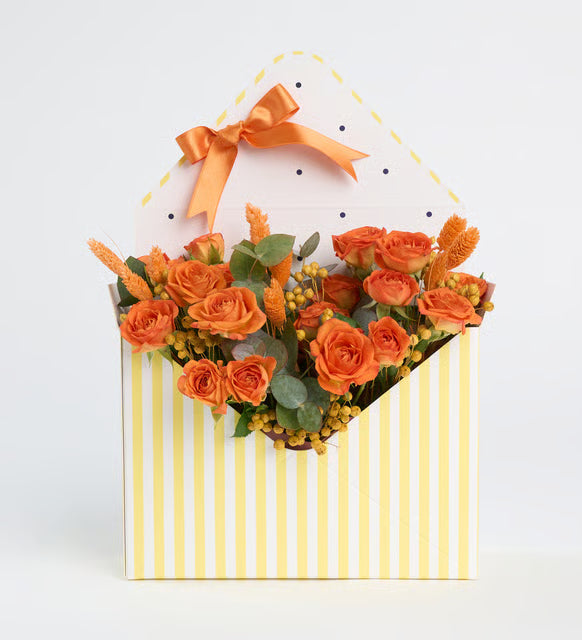 ورود جوري متسلقة برتقالية في ظرف مخطط باللون الأصفر