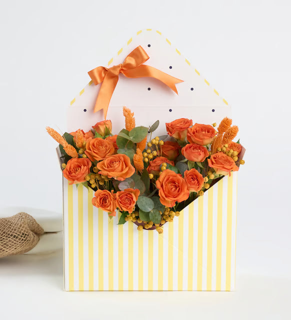 ورود جوري متسلقة برتقالية في ظرف مخطط باللون الأصفر